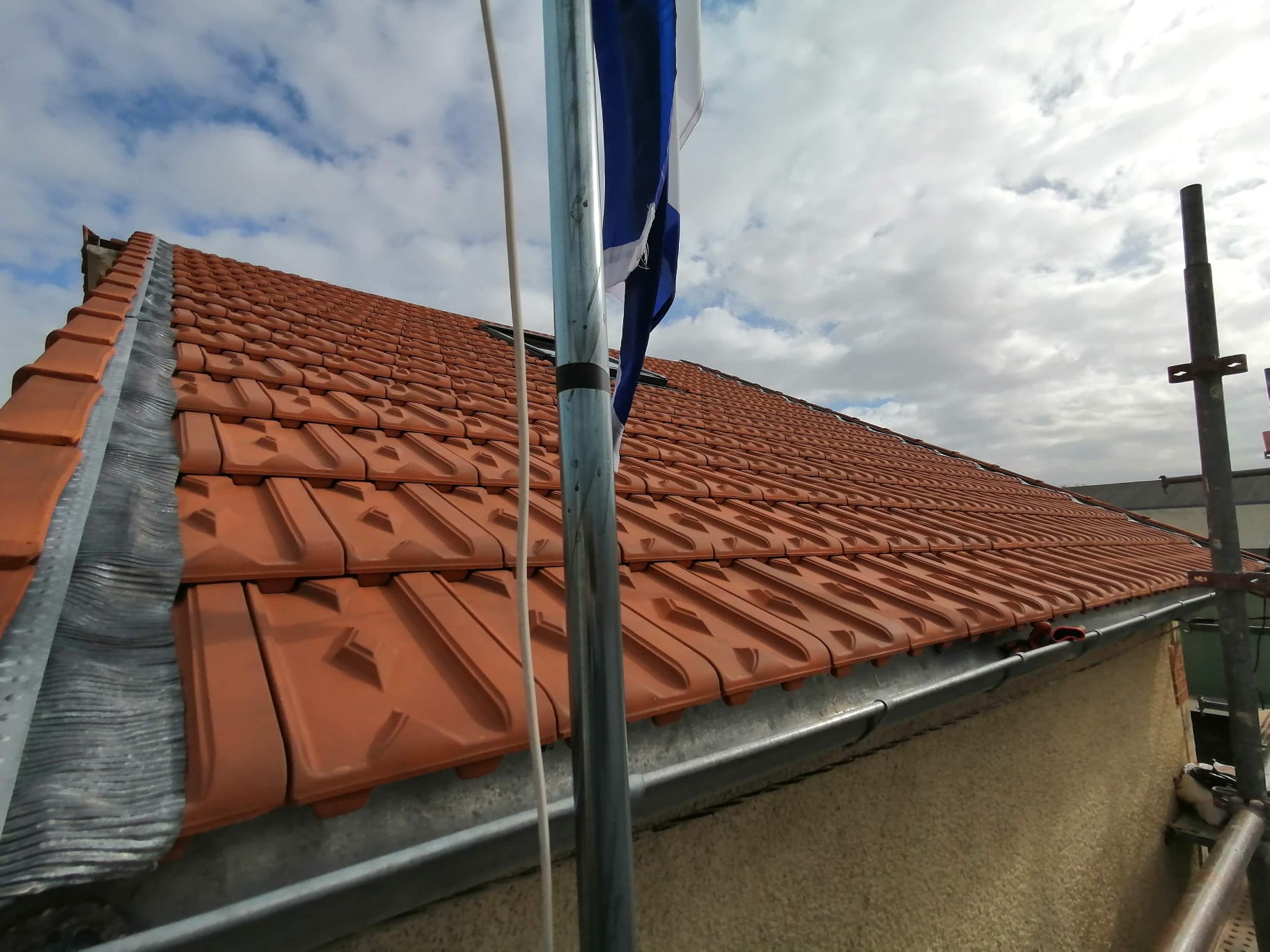 Toiture terminée avec faîtage