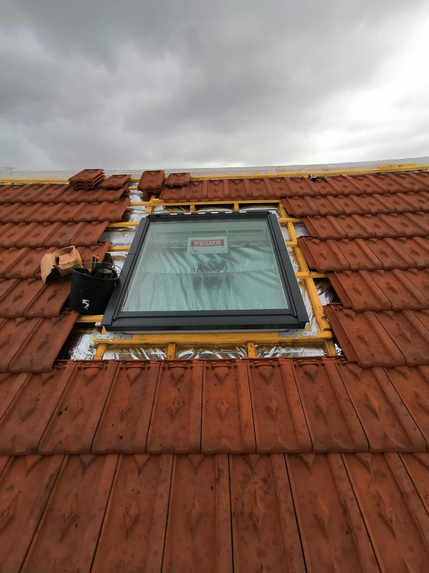 Pose de fenêtre de toit Velux