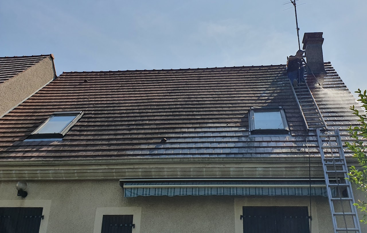 Démoussage de toiture en cours